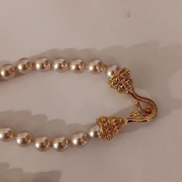 Bundle of High Quality Faux Pearls and Earrings - Picture 5 of 11